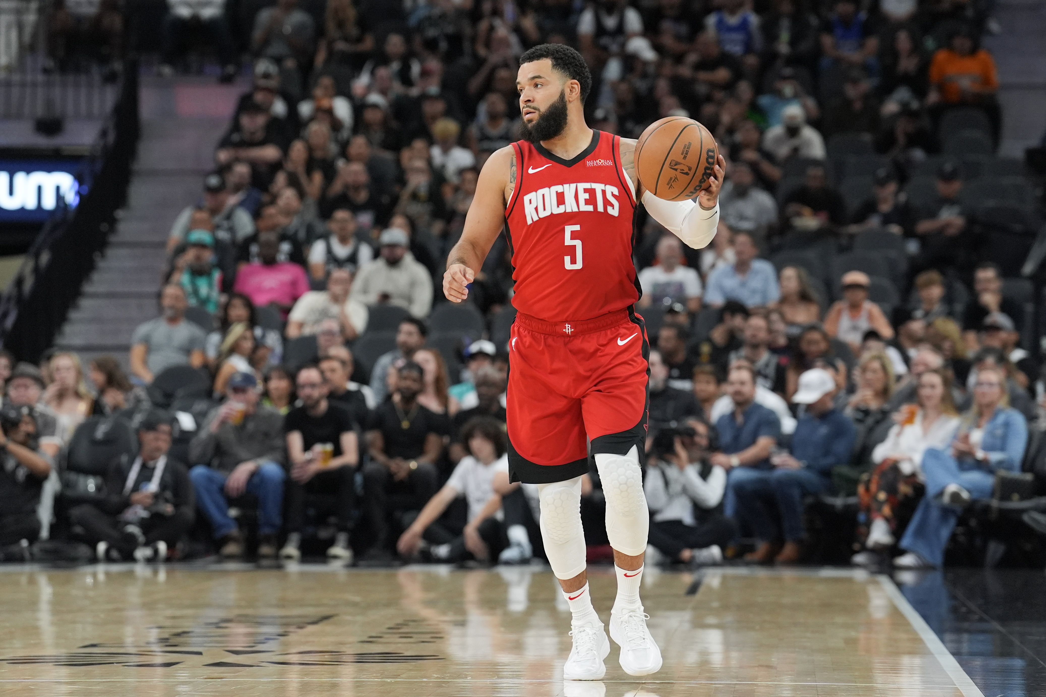 范弗里特:我的腳踝有疼痛感 還不知道是否會影響下一場出戰(zhàn)