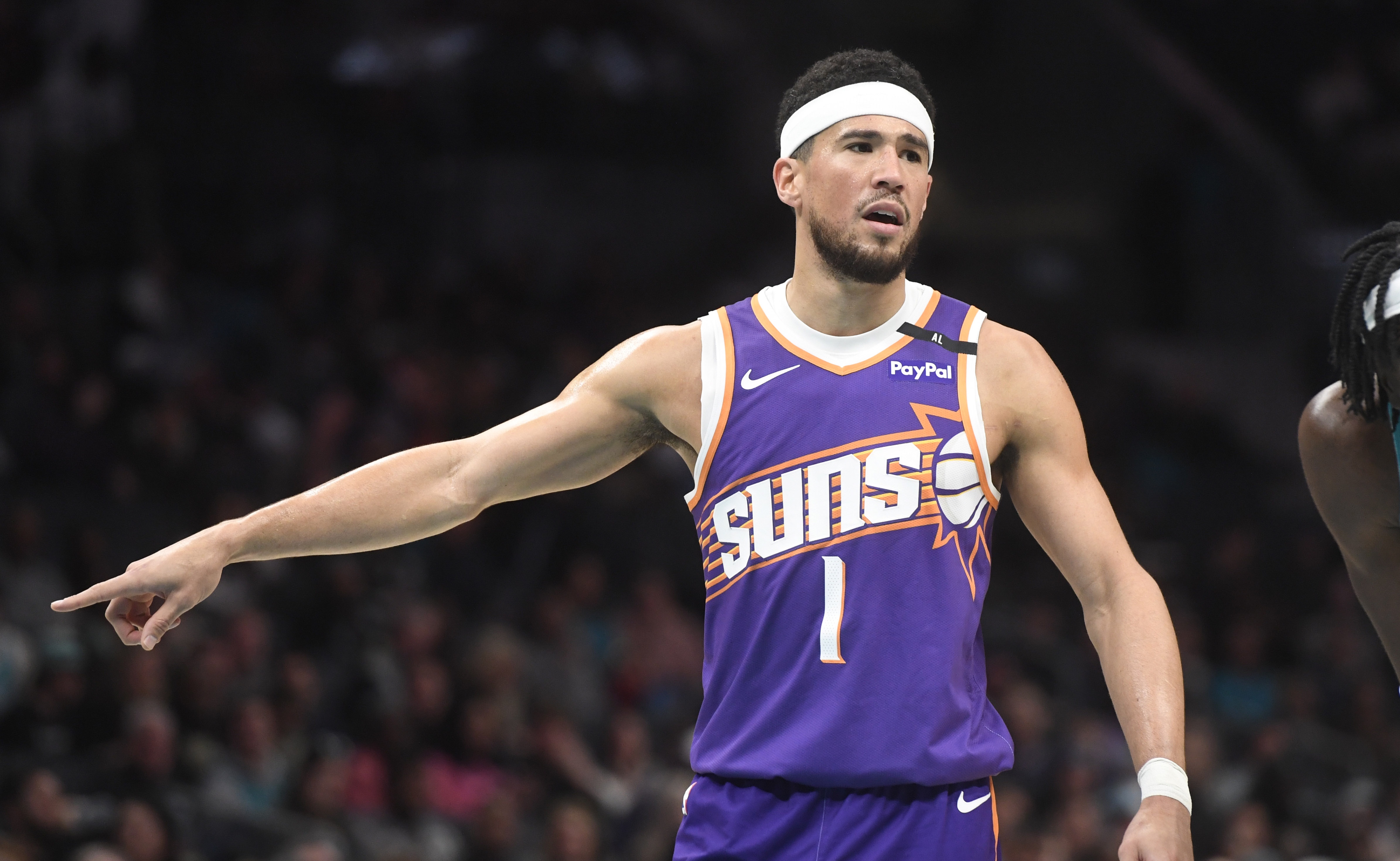 布克:原本有贏球機(jī)會(huì)讓失利更加痛苦 本場(chǎng)的判罰一直很糟糕